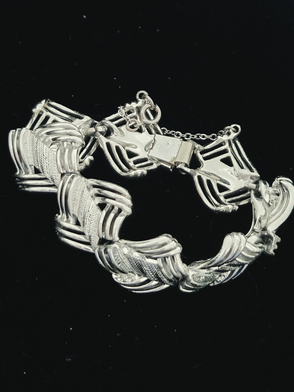 Elegant Silver Women's Link Bracelet - Classic Woven Design